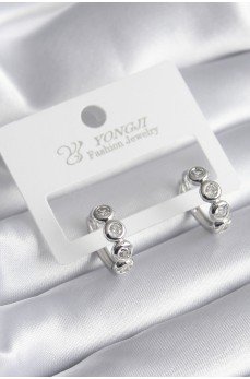 Pirinç Gümüş Renk Zirkon Taşlı Kadın Küpe Pirinç Gümüş Renk Zirkon Taşlı Kadın Küpe