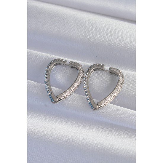 Pirinç Gümüş Renk Zirkon Taşlı Motifli Kalp Küpe Pirinç Gümüş Renk Zirkon Taşlı Motifli Kalp Küpe