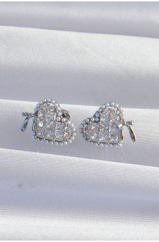 Pirinç Gümüş Renk Fiyonk Detay İncili Zirkon Taşlı Kalp Küpe Pirinç Gümüş Renk Fiyonk Detay İncili Zirkon Taşlı Kalp Küpe