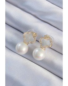 Pirinç Altın Renk Zirkon Taşlı Minimal Çiçek Tasarımlı Kadın Küpe