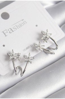 Pirinç Gümüş Renk Zirkon Taşlı Çiçek Model Kadın Küpe Pirinç Gümüş Renk Zirkon Taşlı Çiçek Model Kadın Küpe