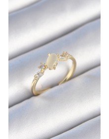 Pirinç Gold Renk Zirkon Taşlı Oval Beyaz Mineli Kadın Yüzük