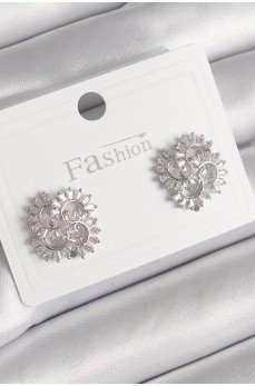 Pirinç Gümüş Renk Zirkon Taşlı Yonca Model Kadın Küpe Pirinç Gümüş Renk Zirkon Taşlı Yonca Model Kadın Küpe