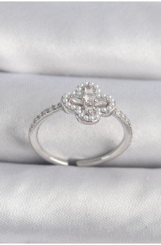 Pirinç Gümüş Renk Zirkon Taşlı Yonca Model İnci Detay Kadın Yüzük Pirinç Gümüş Renk Zirkon Taşlı Yonca Model İnci Detay Kadın Yüzük