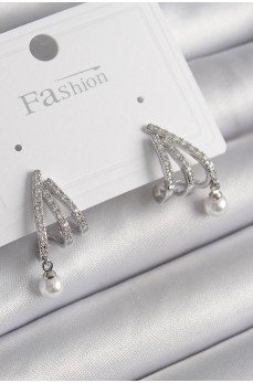 Pirinç Gümüş Renk Zirkon Taşlı Pençe Model İnci Detay Kadın Küpe