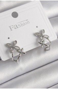 Pirinç Gümüş Renk Zirkon Taşlı 2'Li Çiçek Model Kadın Küpe Pirinç Gümüş Renk Zirkon Taşlı 2'Li Çiçek Model Kadın Küpe