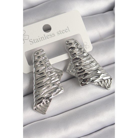 Pirinç Gümüş Renk İşleme Detaylı Katlanmış Kare Plaka Model Kadın Küpe Pirinç Gümüş Renk İşleme Detaylı Katlanmış Kare Plaka Model Kadın Küpe