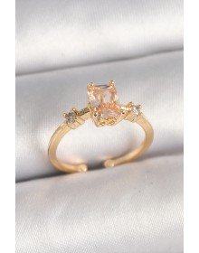 Pirinç Gold Renk Kare Zirkon Taş Model Kadın Yüzük