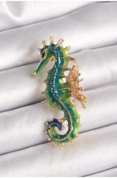 Pirinç Gold Renk Yeşil Deniz Atı Model Zirkon Taş Detay Kadın Broş
