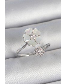 Pirinç Gümüş Renk Beyaz Mineli Çiçek Model Zirkon Taş Detay Kadın Yüzük