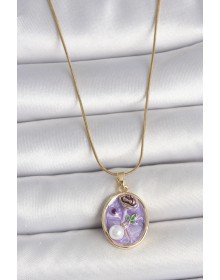 316L Çelik Gold Renk Zincir Mor Çiçek İşlemeli İnci Detay Portre Model Kadın Kolye