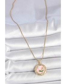 316L Çelik Gold Renk Zincir Pembe Çiçek İşlemeli inci Detay Portre Model Kadın Kolye
