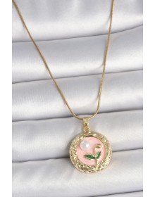 316L Çelik Gold Renk Zincir Pembe Çiçek İşlemeli inci Detay Portre Model Kadın Kolye