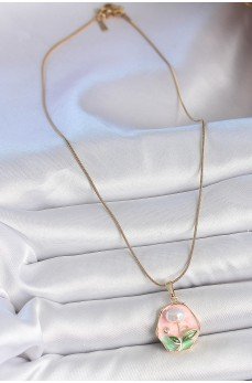 316L Çelik Gold Renk Zincir Pembe Çiçek İşlemeli İnci Detay Portre Model Kadın Kolye