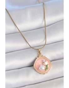 316L Çelik Gold Renk Zincir Pembe Mineli İncili Çiçek İşlemeli Portre Model Kadın Kolye