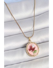 316L Çelik Gold Renk Zincir Pembe Mineli İncili Çiçek İşlemeli Portre Model Kadın Kolye