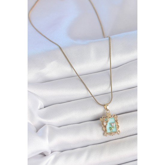 316L Çelik Gold Renk Zincir Mavi Mineli Çiçek İşlemeli Zirkon Taşlı Kelebek Detay Portre Model Kadın Kolye