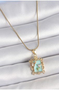 316L Çelik Gold Renk Zincir Mavi Mineli Çiçek İşlemeli Zirkon Taşlı Kelebek Detay Portre Model Kadın Kolye