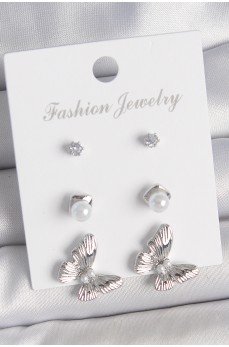 Pirinç Gümüş Renk Zirkon Taşlı İnci Detaylı Kelebek Model 3 Çift Kadın Küpe Seti Pirinç Gümüş Renk Zirkon Taşlı İnci Detaylı Kelebek Model 3 Çift Kadın Küpe Seti