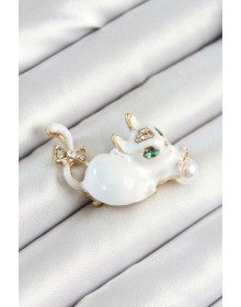 Zirkon Taşlı İnci Detaylı Beyaz 3D Kedi Figürlü Gold Renk Kadın Broş