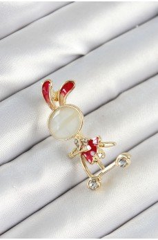 Zirkon Taş Detaylı Kırmızı 3D Scooter Süren Tavşan Kız Figürlü Gold Renk Kadın Broş Zirkon Taş Detaylı Kırmızı 3D Scooter Süren Tavşan Kız Figürlü Gold Renk Kadın Broş