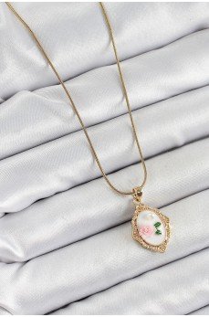 316L Çelik Zincir Beyaz Sanatsal Portre İnci Detaylı Gül Figürlü Model Gold Renk Kadın Kolye 316L Çelik Zincir Beyaz Sanatsal Portre İnci Detaylı Gül Figürlü Model Gold Renk Kadın Kolye