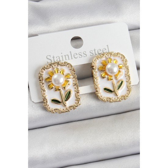 Pirinç Beyaz Mineli Papatya Figürlü Sanatsal Portre Model Gold Renk Kadın Küpe