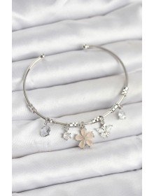 Çiçek ve Kelebek Charmlı Gümüş Renk Pirinç Kadın Bileklik