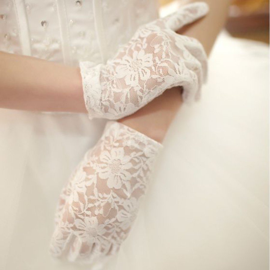 White Color Short Lacy Gloves
